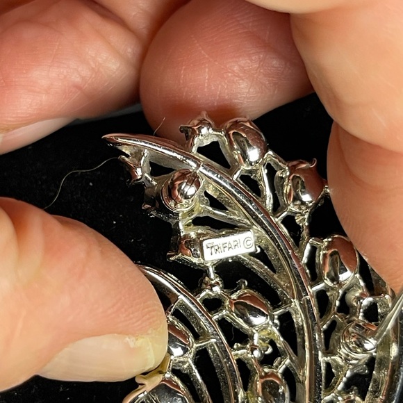 Trifari Yellow Floral Brooch - Picture 6 of 7